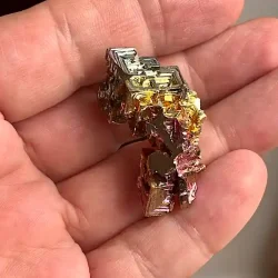 Smuk wismut krystal i regnbuefarver  unik bismut 3,6 x 2 cm til energi og dekoration