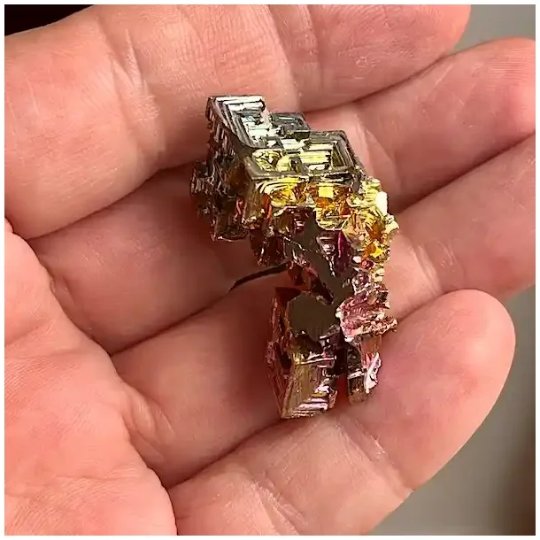 Smuk wismut krystal i regnbuefarver  unik bismut 3,6 x 2 cm til energi og dekoration