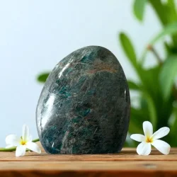 Unik bl apatit freeform 510 g  kraftfuld poleret krystal 9,1 x 8 cm