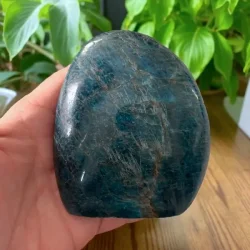 Unik bl apatit freeform 510 g  kraftfuld poleret krystal 9,1 x 8 cm