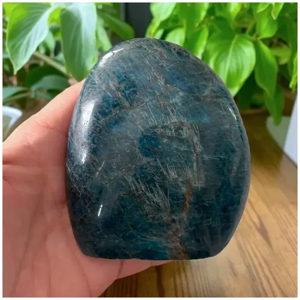 Unik bl apatit freeform 510 g  kraftfuld poleret krystal 9,1 x 8 cm