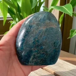 Unik bl apatit freeform 510 g  kraftfuld poleret krystal 9,1 x 8 cm