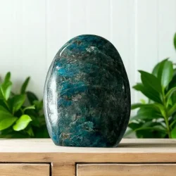 Unik bl apatit freeform 502 gram  kraftfuld poleret krystal 9,3 x 7,3  cm