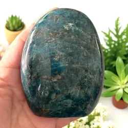 Unik bl apatit freeform 502 gram  kraftfuld poleret krystal 9,3 x 7,3  cm