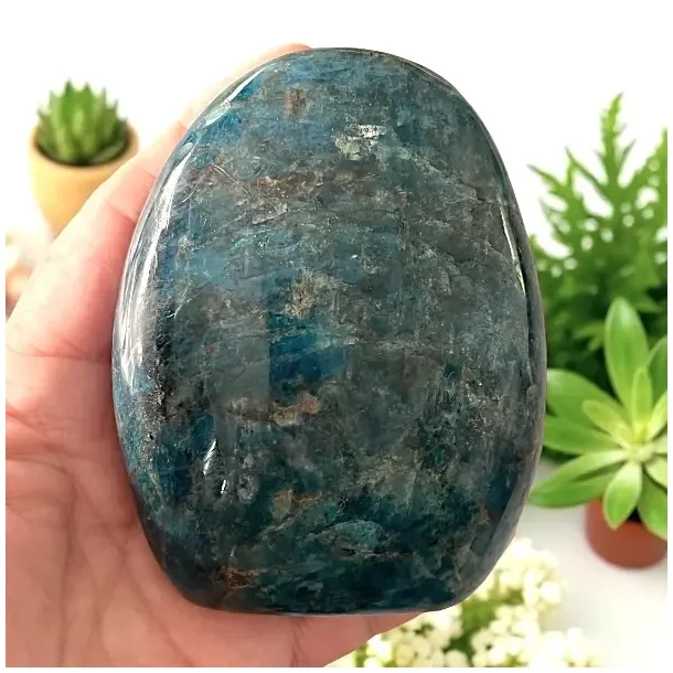Unik bl apatit freeform 502 gram  kraftfuld poleret krystal 9,3 x 7,3  cm