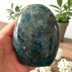 Unik bl apatit freeform 502 gram  kraftfuld poleret krystal 9,3 x 7,3  cm