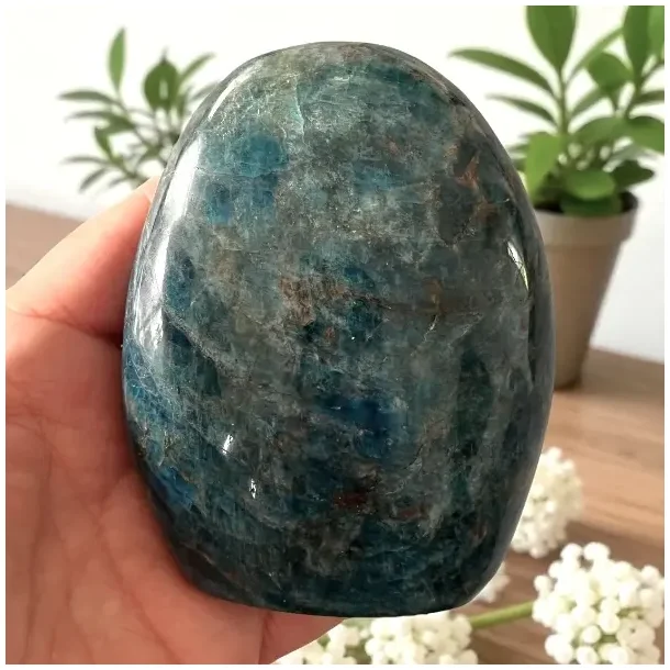 Unik bl apatit freeform 502 gram  kraftfuld poleret krystal 9,3 x 7,3  cm
