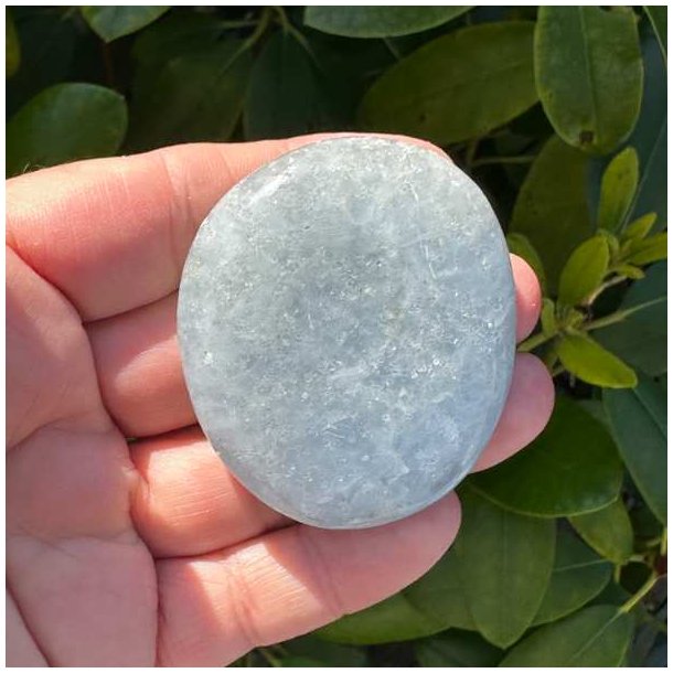 Oval bl� calcit h�ndsten med lysebl� og hvide naturlige farvetoner.