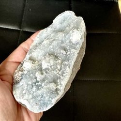 Bl�gr� chalcedon med zeolitkrystaller i unikt samlerstykke