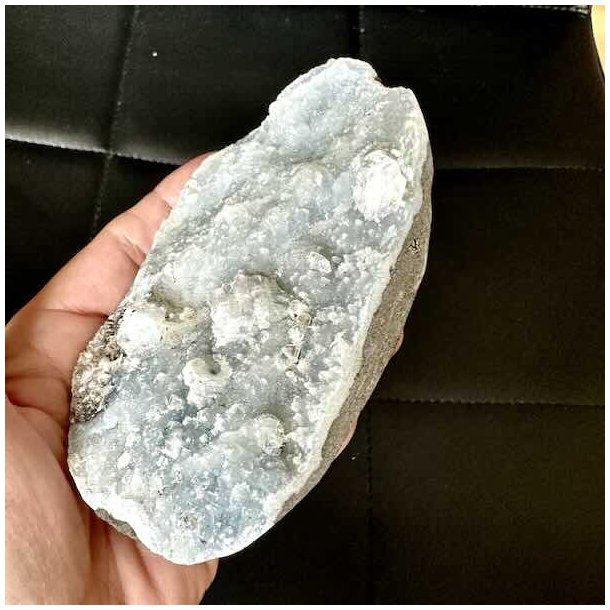 Bl�gr� chalcedon med zeolitkrystaller i unikt samlerstykke