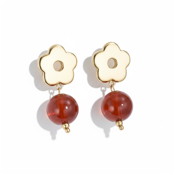 Forgyldte �restikker med blomstermotiv og varme orange resinperler