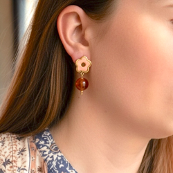 Forgyldte �restikker med blomstermotiv og varme orange resinperler