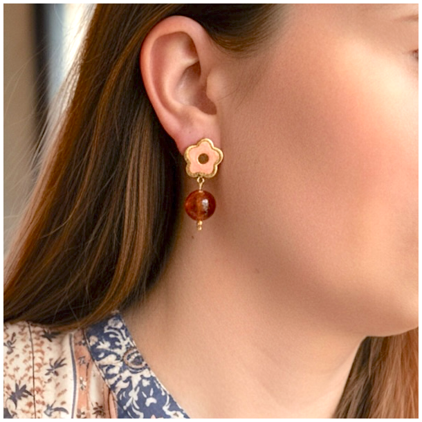 Forgyldte �restikker med blomstermotiv og varme orange resinperler