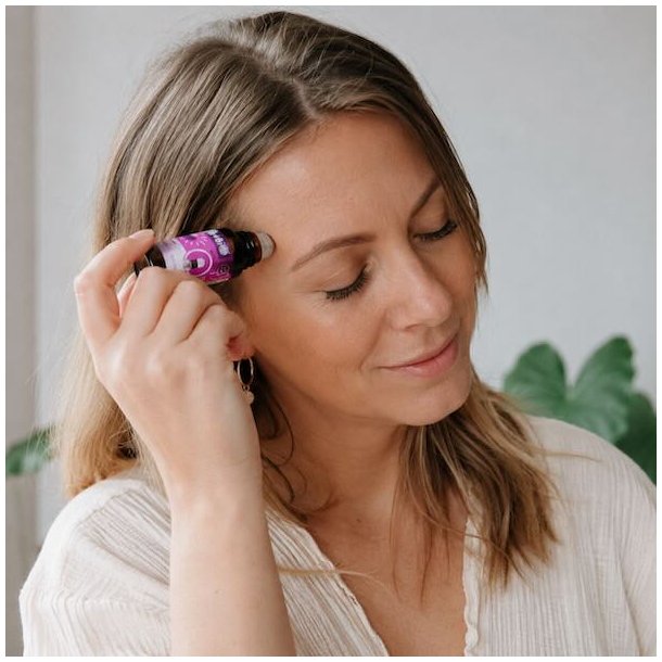 Kvinde p�f�rer Born to Bio roll on ved tindingen i naturligt og afslappende milj�.