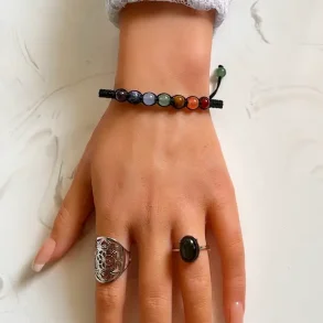 Justerbart makram�armb�nd med 7 chakra sten 6 mm krystalperler