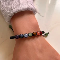 Justerbart makram�armb�nd med 7 chakra sten 6 mm krystalperler