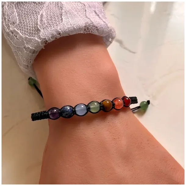 Justerbart makram�armb�nd med 7 chakra sten 6 mm krystalperler