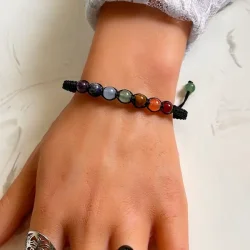 Justerbart makram�armb�nd med 7 chakra sten 6 mm krystalperler