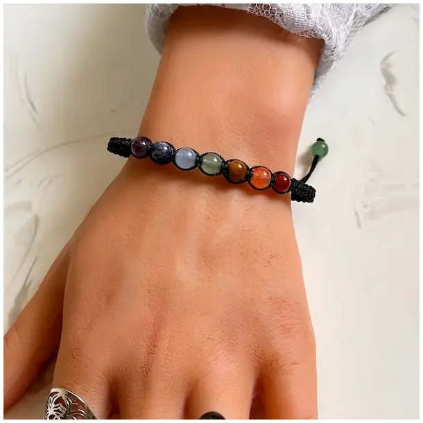 Justerbart makram�armb�nd med 7 chakra sten 6 mm krystalperler
