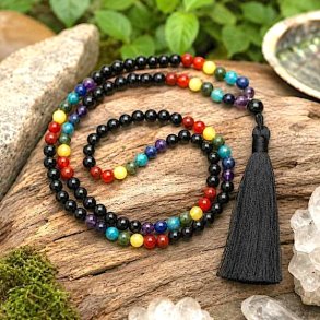 Chakra mala med farverige perler og sort kvast