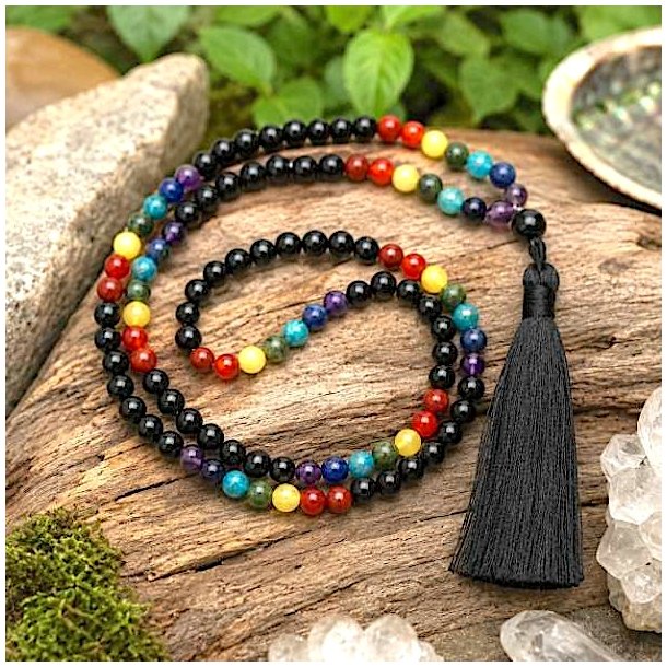 Chakra mala med farverige perler og sort kvast