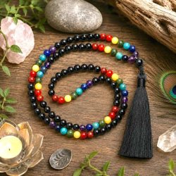 Chakra mala med 7 chakrafarver og sort kvast