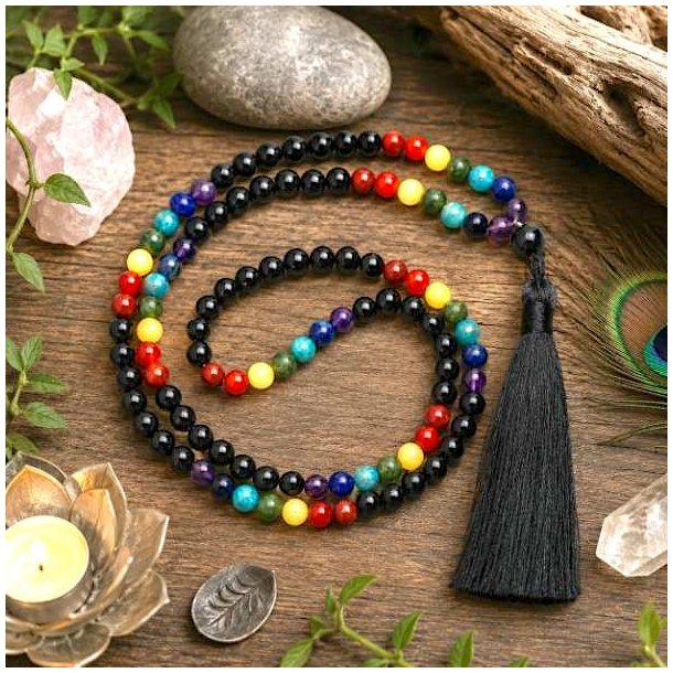 Chakra mala med 7 chakrafarver og sort kvast