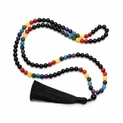 N�rbillede af chakra mala med farverige chakra perler