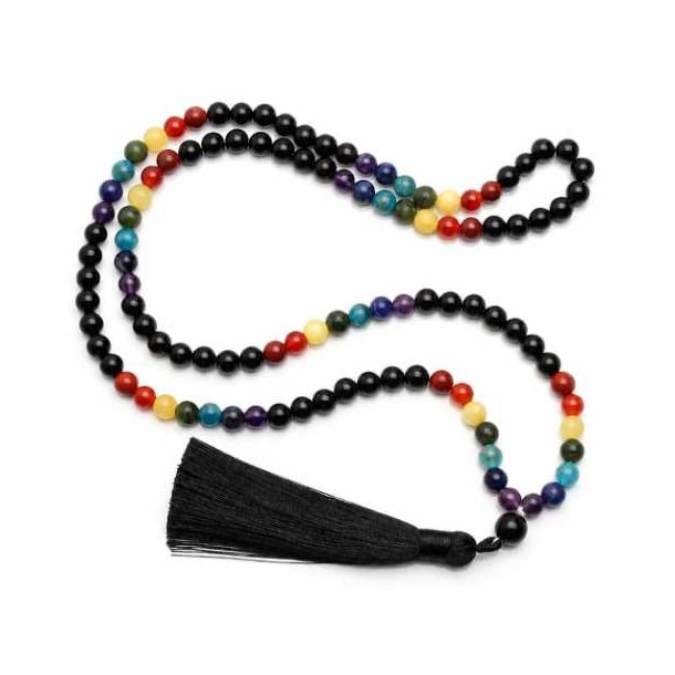 N�rbillede af chakra mala med farverige chakra perler
