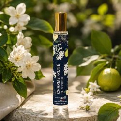 Charme Fruit� Eau de Parfum 30 ml med naturlig botanisk baggrund og hvide blomster &ndash; feminin fransk parfume med frugtige og blomsteragtige noter.