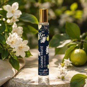 Charme Fruit� Eau de Parfum 30 ml med naturlig botanisk baggrund og hvide blomster &ndash; feminin fransk parfume med frugtige og blomsteragtige noter.