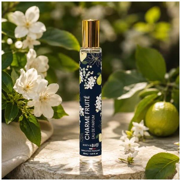 Charme Fruit� Eau de Parfum 30 ml med naturlig botanisk baggrund og hvide blomster &ndash; feminin fransk parfume med frugtige og blomsteragtige noter.