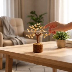 Citrin krystaltr� p� tr�base placeret p� sofabord ved siden af gr�n plante i lys og moderne stue.