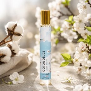 Coton D�lice Eau de Parfum 30 ml med bl�d botanisk baggrund, bomuld og hvide blomster &ndash; feminin fransk parfume med ren og elegant duft.