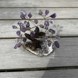 H�ndlavet unikt ametyst krystaltr� p� ametyst geode (5)