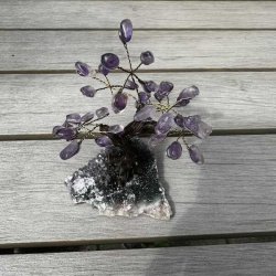 Dekorativt ametysttr� med polerede lilla ametyststen og naturlig ametystbase