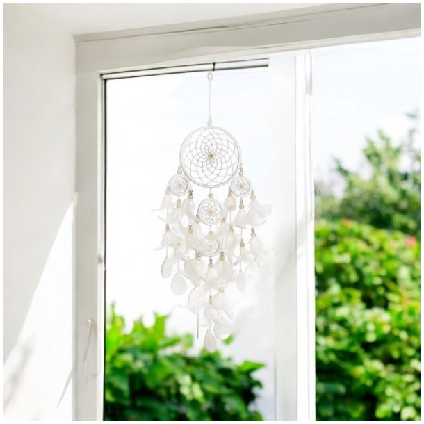 Hndlavet drmmefanger med capizskaller og fjer - 14 x 60 cm, for en beroligende atmosfre