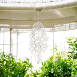 Hndlavet drmmefanger med capizskaller og fjer - 14 x 60 cm, for en beroligende atmosfre