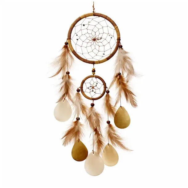 H�ndlavet dr�mmefanger med capiz skaller � fjer &amp; natur 50 cm