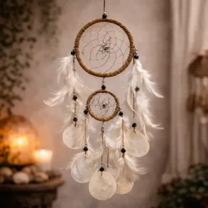 H�ndlavet dr�mmefanger med capiz skaller � boho & natur 50 cm