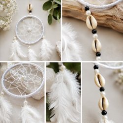 Close-up af hvid dr�mmefanger med muslingeskaller, hvide perler og bl�de fjer i et lyst dekorativt milj�.