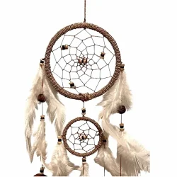 H�ndlavet dr�mmefanger 50 cm � ring �12 cm � naturfarver med bast og fjer