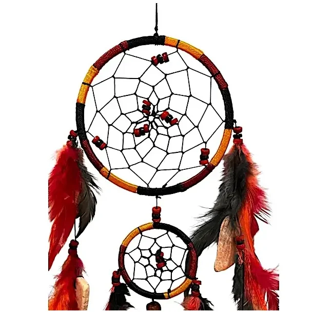 H�ndlavet dr�mmefanger 50 cm � ring �12 cm � varme farver med fjer og sten