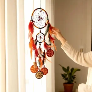 H�ndlavet dr�mmefanger 50 cm � ring �12 cm � varme farver med fjer og sten