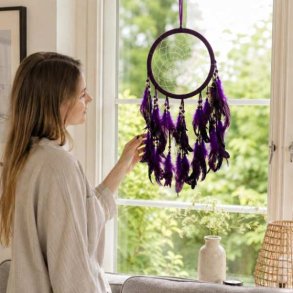 Dr�mmefanger lilla i vindue med model