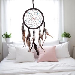 Hndlavet sort drmmefanger med bl howlit og gte fjer  22 cm diameter, 64 cm lang