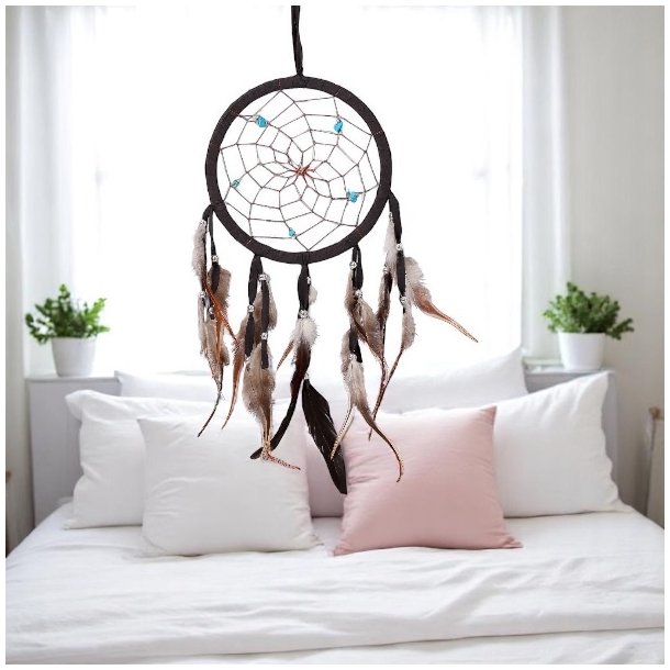 Hndlavet sort drmmefanger med bl howlit og gte fjer  22 cm diameter, 64 cm lang