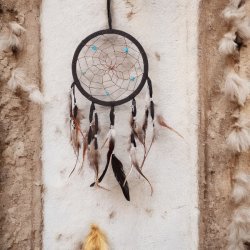 Hndlavet sort drmmefanger med bl howlit og gte fjer  22 cm diameter, 64 cm lang