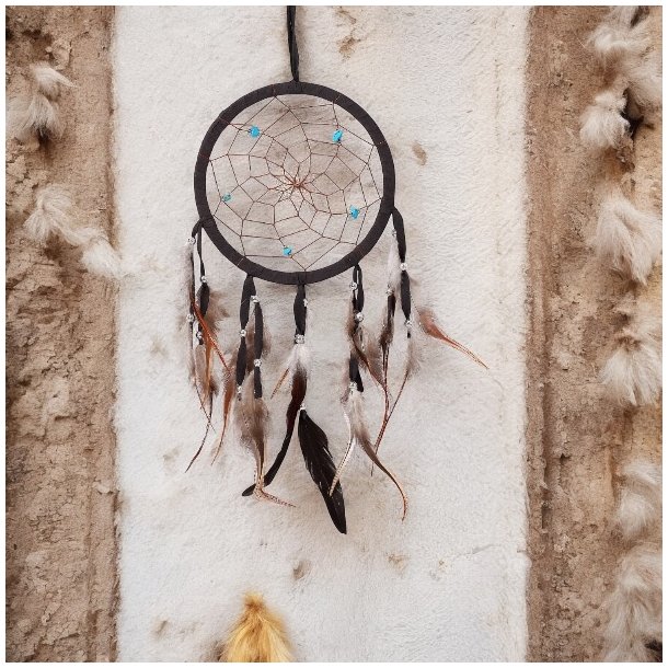 Hndlavet sort drmmefanger med bl howlit og gte fjer  22 cm diameter, 64 cm lang