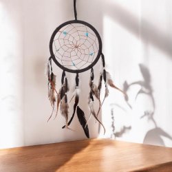 Hndlavet sort drmmefanger med bl howlit og gte fjer  22 cm diameter, 64 cm lang